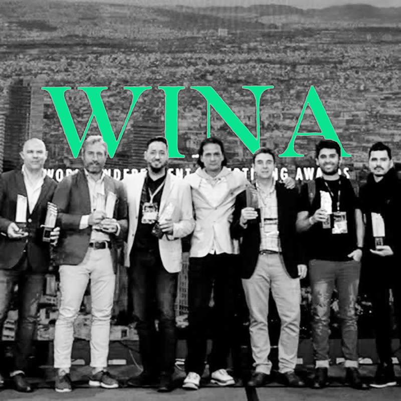 Fernando Riquelme junto al equipo en el escenario de WINA Festival