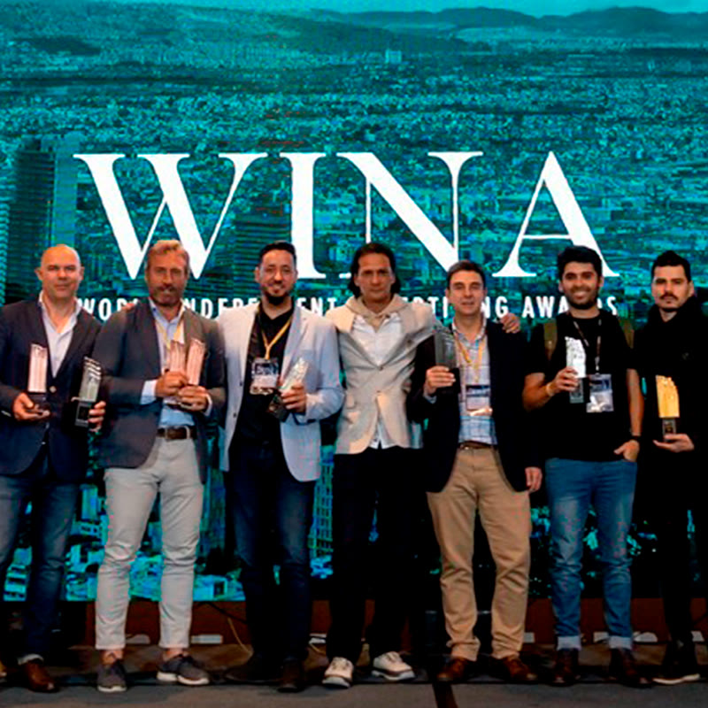 Fernando Riquelme junto al equipo en el escenario de WINA Festival